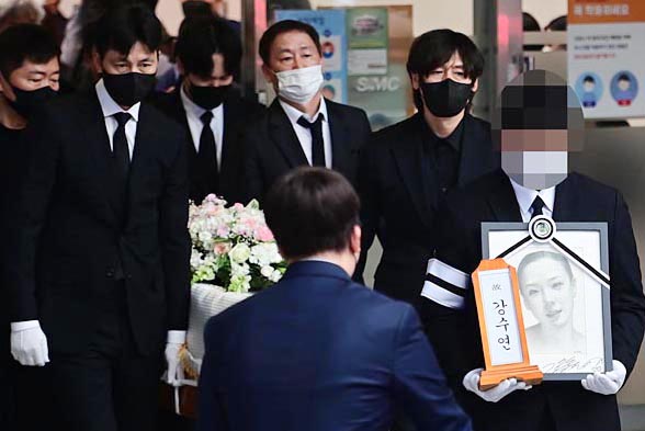 배우 강수연 씨의 발인식이 11일 오전 서울 강남구 일원동 삼성병원 장례식장에서 유족과 문화예술계 인사들의 애도 속에 엄수되고 있다. 사진공동취재단