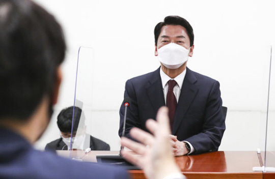 6.1 재·보궐선거에서 분당갑 출마를 선언한 안철수 전 대통령직인수위원장이 10일 서울 영등포구 국회 의원회관에서 공천 면접을 받고 있다. 연합뉴스·국회사진기자단