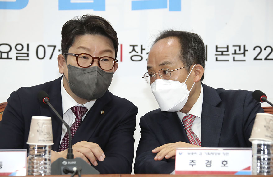 권성동(왼쪽) 국민의힘 원내대표와 추경호 부총리 겸 기획재정부 장관이 11일 국회에서 열린 윤석열 정부 첫 당정 협의에서 이야기를 나누고 있다. 국회사진기자단