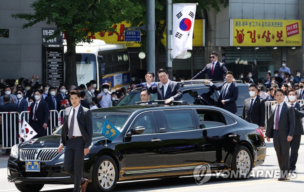 (서울=연합뉴스) 윤석열 대통령이 10일 국회에서 취임식을 마치고 차량에 탑승해 이동하며 시민들에게 손을 들어 인사하고 있다. 2022.5.10 [국회사진기자단]