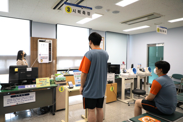 입영 대상자가 지방병무청 병역판정검사에서 시력측정을 하고 있다. 병무청 제공