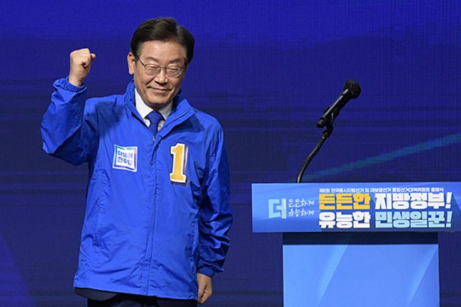 11일 서울 영등포구 국회 의원회관에서 열린 더불어민주당 제8회 전국동시지방선거 및 재보궐선거 통합선거대책위원회 출범식에서 이재명 전 경기지사가 선거 후보자들을 응원하고 있다. 뉴시스