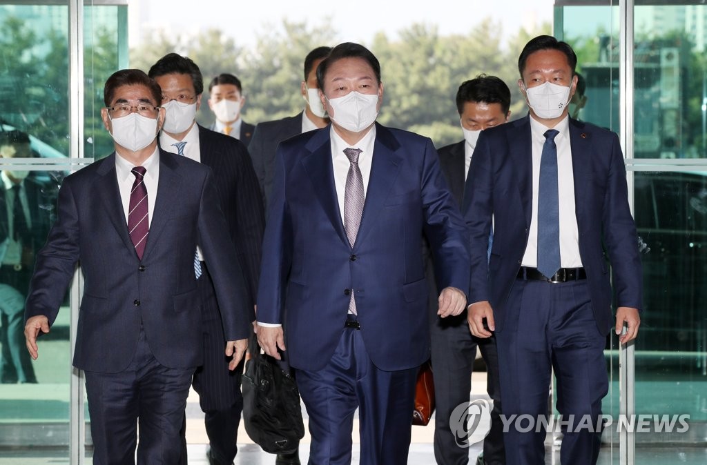 (서울=연합뉴스) 윤석열 대통령이 11일 오전 서울 용산 대통령실 청사로 출근하고 있다. 2022.5.11