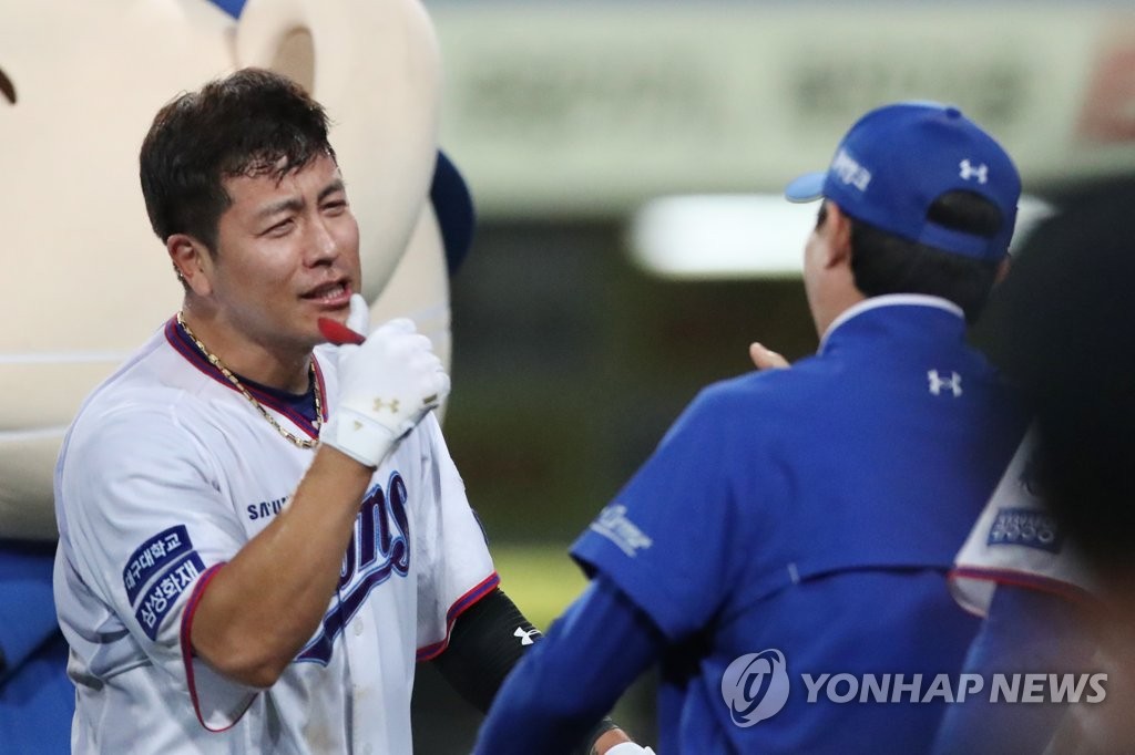 (대구=연합뉴스) 11일 대구 삼성라이온즈파크에서 열린 프로야구 ‘2022 신한은행 쏠(SOL) KBO 리그’ SSG 랜더스와 삼성 라이온즈의 경기. 10회말까지 이어진 경기에서 삼성 강민호가 6-5로 역전승한 뒤 기뻐하고 있다. 2022.5.11