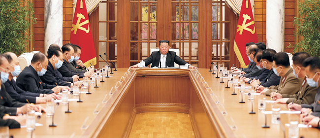 김정은 북한 국무위원장이 12일 노동당 중앙위원회 본부청사에서 코로나19 확진자 발생과 관련해 개최된 당 중앙위 정치국 회의에 참석해 발언했다고 조선중앙통신이 보도했다. 김 위원장은 회의에서 “코로나19 확산을 막기 위해 국경 폐쇄와 국내 이동 봉쇄, 사업체별 격리에 들어가라”고 지시했다.  연합뉴스