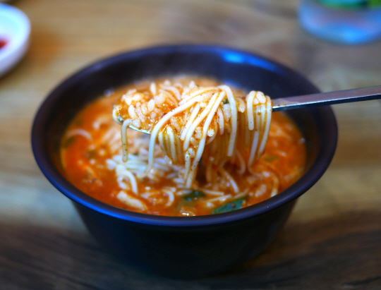 충남 예산 대흥식당의 어죽. 민물고기를 갈아 밥을 넣고 끓여 낸 뒤 국수와 수제비를 함께 넣어 내온다. 민물 매운탕과 별다를 게 없어 보이지만, 밥과 국수에서 나온 전분이 국물을 부드럽게 감싸 특유의 맛을 낸다.