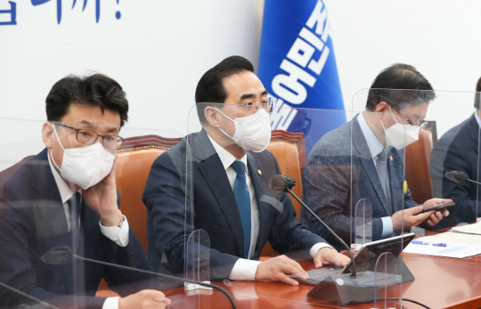 박홍근(가운데) 더불어민주당 원내대표가 12일 국회에서 열린 정책조정회의에서 모두발언을 하고 있다. 국회사진기자단