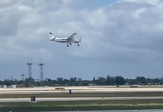 10일(현지시간) 미국 플로리다주에서 비행 도중 조종사가 의식을 잃자 비행기 조종을 모르는 승객이 관제사의 무선 지시만을 받으며 팜비치국제공항에 비행기를 착륙시키고 있다. Breaking Aviation News & Videos 트위터 캡처