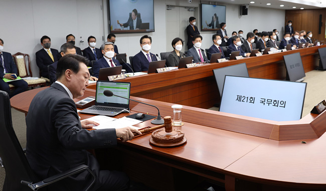 윤석열 대통령이 12일 용산 집무실에서 열린 추가경정예산 편성을 위한 임시 국무회의를 주재하고 있다. 뉴시스