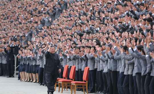 김정은 북한 국무위원장이 지난 1일 조선인민군창건 90주년 경축 열병식에 참여했던 평양 청년들과 기념사진을 찍기 위해 걸어가면서 청년들의 환호에 손을 흔드는 모습을 조선중앙통신이 2일 보도했다. 연합뉴스