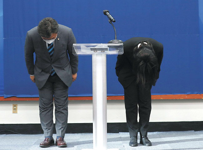 윤호중(왼쪽)·박지현 더불어민주당 공동비상대책위원장이 12일 국회에서 성비위 사건으로 제명된 박완주 의원과 관련해 민주당의 입장을 밝힌 뒤 고개 숙여 사과하고 있다. 국회사진기자단