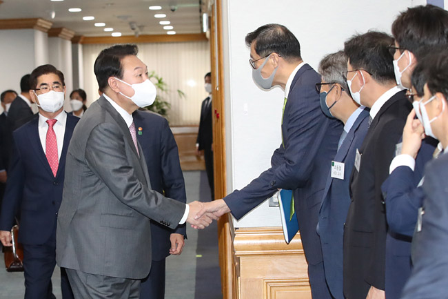 윤석열 대통령이 13일 오전 서울 중구 명동 국제금융센터에서 새 정부 출범 이후 처음 열린 거시금융상황점검회의에 참석해 이창용 한국은행 총재와 악수하고 있다.  연합뉴스