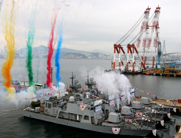 해군이 12일 오후 HJ중공업 부산영도조선소에서 신형고속정 4척의 진수식을 하고 있다.