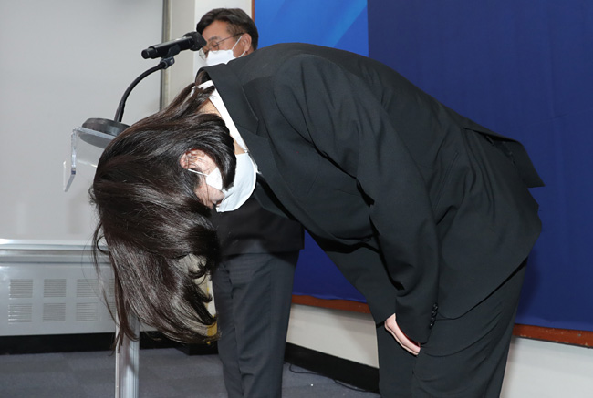 더불어민주당 박지현 공동비상대책위원장이 12일 오후 서울 영등포구 국회에서 성비위 사건으로 제명된 박완주 의원과 관련해 민주당의 입장을 밝히고 공식 사과하고 있다. 연합뉴스·국회사진기자단