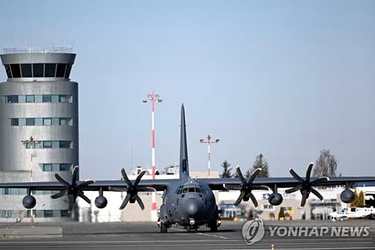 WC-130 기상정찰기와 동종인 C-130 수송기 [EPA 연합뉴스 자료사진]