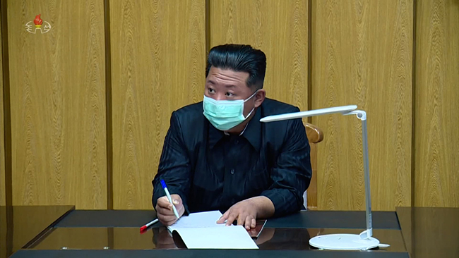 김정은 북한 국무위원장이 지난 12일 국가비상방역사령부를 방문해 코로나19 방역실태를 점검하고 전국적인 전파상황을 요해했다고 조선중앙TV가 13일 보도했다. 김 위원장이 마스크를 착용한 모습이 공개된 것은 이번이 처음이다. 조선중앙TV 화면 캡처. 연합뉴스