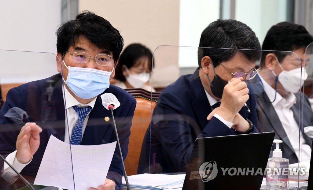 (서울=연합뉴스) 더불어민주당 박완주 의원이 7일 국회에서 열린 행정안전위원회의 소방청, 한국소방산업기술원에 대한 국정감사에서 질의하고 있다. 2021.10.7 [국회사진기자단]