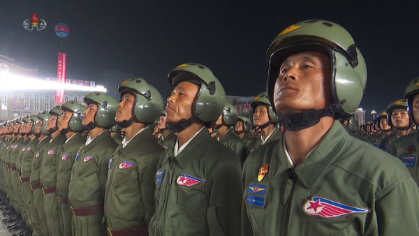 지난달 25일 평양 김일성 광장에서 열린 조선인민혁명군 창건 90주년인 열병식에 참가한 북한군. 이 열병식 등을 계기로 코로나19가 전국으로 확산됨에 따라 “열병식이 열병(코로나)을 자초했다”는 얘기가 나온다. 조선중앙TV 캡처