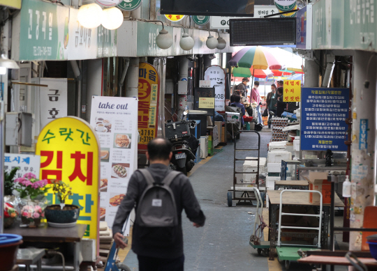 정부와 국민의힘이 당정회의를 갖고 소상공인·자영업자 370만 명에게 1인당 최소 600만 원을 지급하기로 발표한 지난 11일 서울 시내 전통시장은 한산했다.  연합뉴스