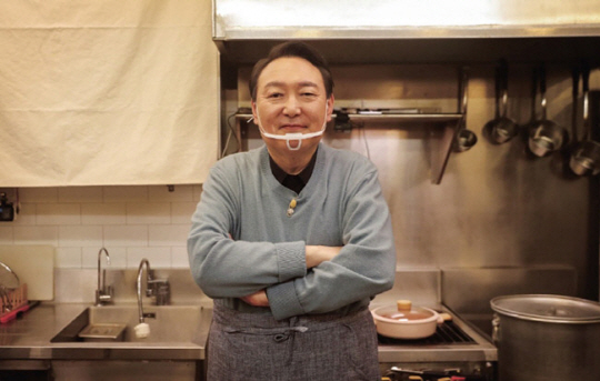 윤석열 대통령이 대선 후보 때 국민과의 만남에서 요리사 복장을 한 모습.