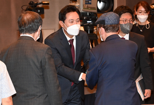 오세훈(왼쪽 두 번째) 국민의힘 서울시장 후보가 17일 오전 서울 중구 한국프레스센터에서 열린 관훈토론회에 앞서 참석자들과 인사를 나누고 있다.  국회사진기자단