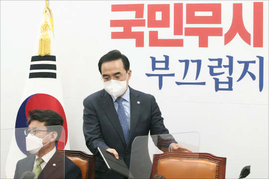 박홍근(오른쪽) 더불어민주당 원내대표가 17일 오전 국회에서 열린 원내대책회의에 참석하고 있다. 왼쪽은 진성준 원내수석부대표.  국회사진기자단