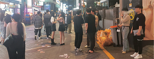 지난 13일 서울 강남역 인근 거리에 버려진 담배꽁초, 각종 전단지 등 쓰레기가 나뒹굴고 있다. 김대영 기자