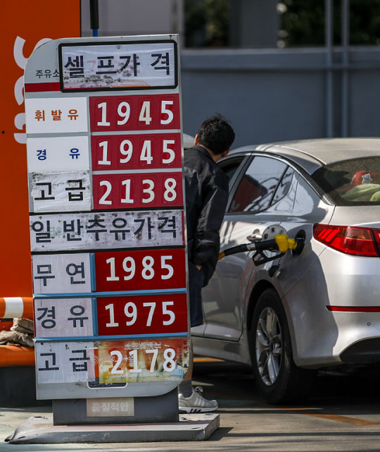 17일 오전 경유와 휘발유 가격이 엇비슷하게 적힌 입간판이 서울 시내 한 주유소에 세워져 있다. 한국석유공사 유가정보서비스 오피넷에 따르면 지난 16일 오후 기준 ℓ당 전국 휘발유 평균 판매 가격은 전일 대비 2.31원 오른 1958.73원, 경유 가격은 4.03원 오른 1970.51원을 기록했다.  뉴시스