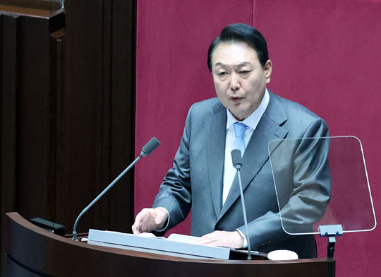 윤석열 대통령이 16일 서울 영등포구 국회 본회의장에서 소상공인 손실보상 등의 내용을 담은 취임 후 첫 추가경정예산안에 대한 시정연설을 하고 있다. 뉴시스·대통령실사진기자단