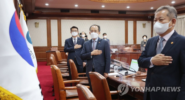 국무총리 직무대행인 추경호 경제부총리 겸 기획재정부 장관이 17일 오전 정부서울청사에서 열린 윤석열 정부 2번째 국무회의에서 국기에 경례를 하고 있다. 연합뉴스