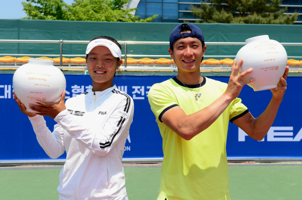 홍성찬(오른쪽)과 백다연이 17일 강원 양구 테니스파크에서 제1회 대한테니스협회장배 전국대회 단식 우승 트로피를 들고 포즈를 취하고 있다.  대한테니스협회 제공