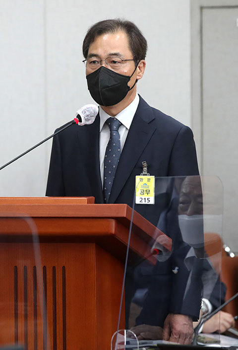 윤재순 대통령실 총무비서관이 17일 서울 영등포구 국회에서 열린 운영위원회 전체회의에 출석해 질의에 답변하고 있다. 뉴시스