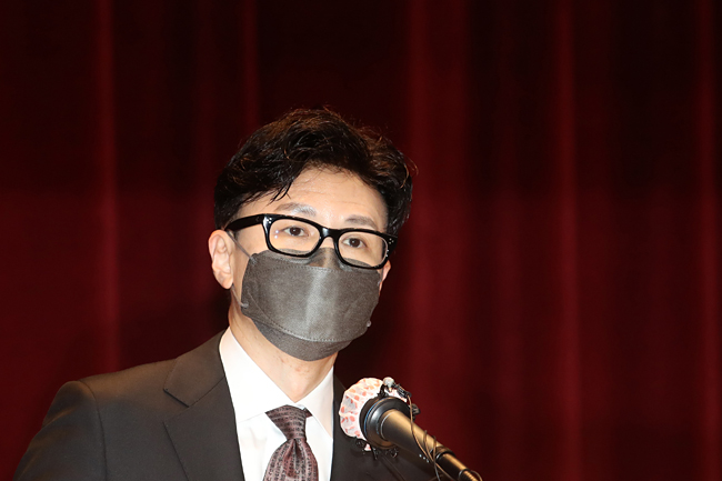 한동훈 신임 법무부 장관이 17일 오후 경기 과천시 정부과천청사 법무부에서 열린 취임식에서 취임사를 하고 있다. 뉴시스