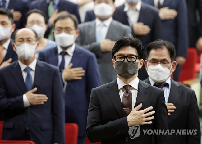 (과천=연합뉴스) 한종찬 기자 = 한동훈 법무부 장관이 17일 정부과천청사에서 열린 취임식에서 국기에 경례하고 있다. 2022.5.17