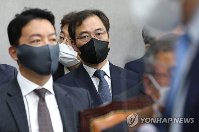 (서울=연합뉴스) 백승렬 기자 = 윤재순 대통령비서실 총무비서관이 17일 서울 여의도 국회에서 열린 운영위원회 전체회의에 출석해 자리에 앉아 있다. 2022.5.17 [국회사진기자단]