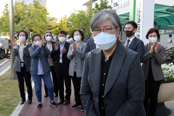 정은경(오른쪽 두 번째) 질병관리청장이 17일 오후 충북 청주 오송읍의 질병관리청에서 이임식을 마치고 직원들의 박수를 받으며 청사을 떠나고 있다. 뉴시스
