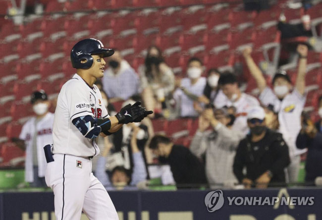 (서울=연합뉴스) 한종찬 기자 = 17일 오후 서울 송파구 잠실야구장에서 열린 2022 프로야구 두산 베어스와 SSG 랜더스의 경기. 8회말 무사 2, 3루 상황에 안타를 날린 두산 안권수가 기뻐하고 있다. 2022.5.17