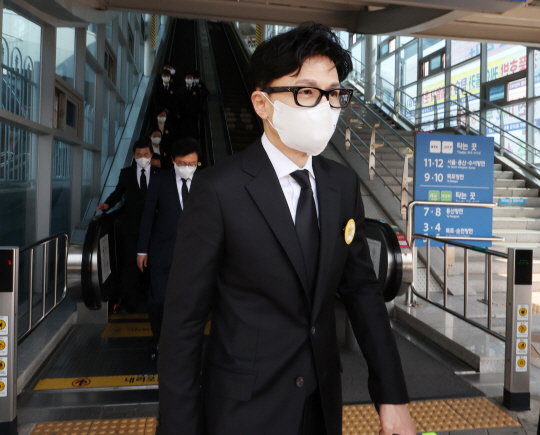 한동훈 법무부 장관이 18일 오전 제42주년 5·18민주화운동 기념식에 참석하기 위해 광주 송정역에 도착해 이동하고 있다.  연합뉴스