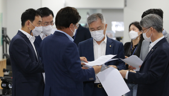 조국 전 법무부 장관을 옹호했고 검찰개혁을 내세운 더불어민주당 강경파 모임인 ‘처럼회’ 소속 의원들이 지난해 8월 국회 소통관에서 열린 사법개혁 관련 기자회견을 준비하며 대화를 나누고 있다. 뉴시스