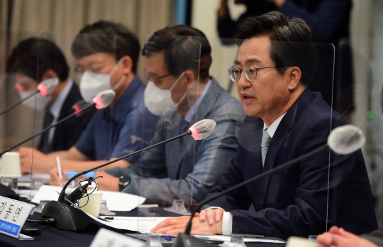 김동연(오른쪽) 더불어민주당 경기지사 후보가 18일 오전 서울 중구 한국프레스센터에서 열린 관훈토론회에서 모두 발언을 하고 있다.   국회사진기자단
