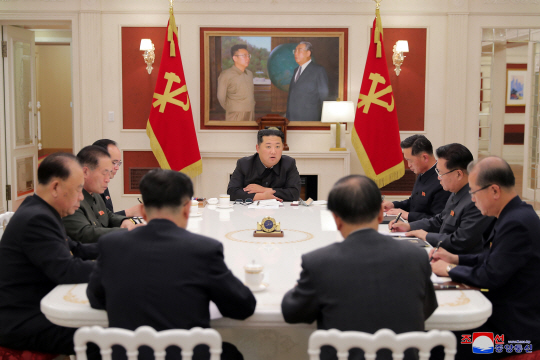 김정은 북한 국무위원장이 지난 17일 노동당 정치국 상무위원회 회의를 열고 코로나19 발생 초기 대응 미숙을 지적하면서 보건방역체계 보강과 인민생활 안정 노력을 지시했다고 조선중앙통신이 18일 보도했다.  연합뉴스