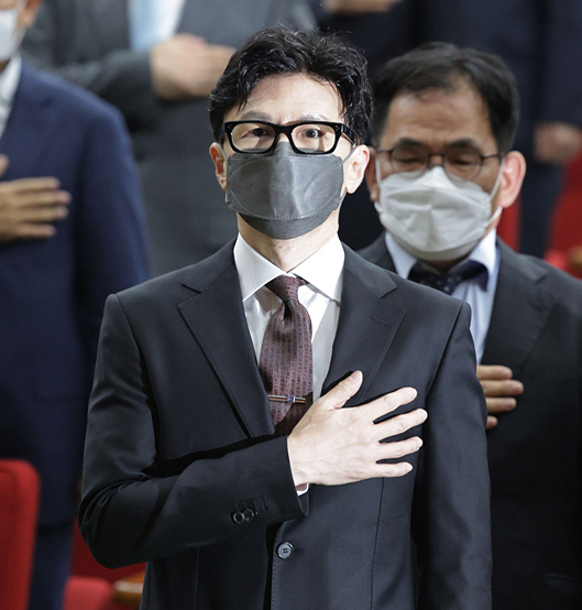 한동훈 법무부 장관이 지난 17일 정부과천청사에서 열린 취임식에서 국민의례를 하고 있다. 연합뉴스