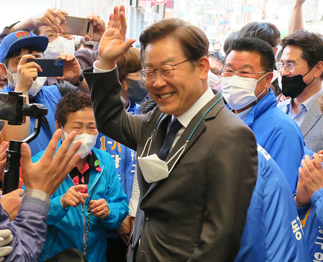 이재명 더불어민주당 총괄선거대책위원장이 18일 오전 인천 동구 현대시장을 찾아 시민들에게 손을 들어 인사하고 있다. 뉴시스