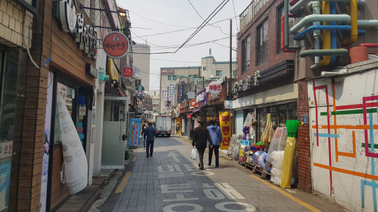 18일 서울 동작구 노량진 식당가가 점심시간임에도 한산한 모습을 보이고 있다.