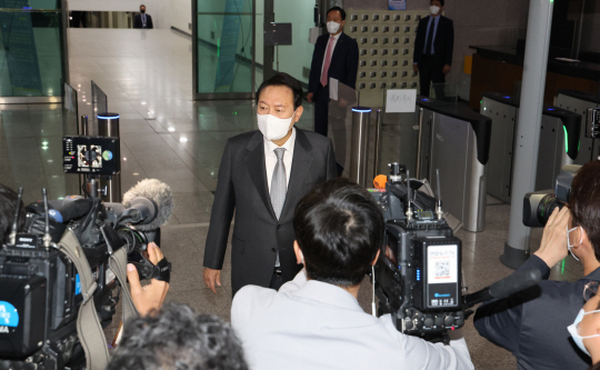 윤석열 대통령이 19일 오전 서울 용산 대통령실 청사로 출근하면서 한덕수 국무총리 후보자 국회 인준 표결 및 정호영 보건복지부 장관 후보자 임명 방침 등에 대한 취재진의 질문을 받고 있다. 연합뉴스