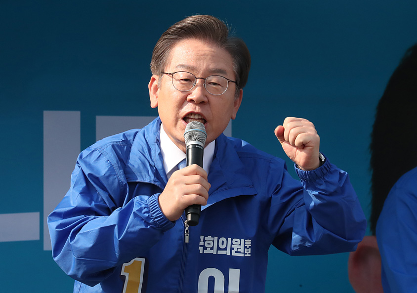 이재명 더불어민주당 총괄선거대책위원장이 19일 오전 인천 계양역 광장에서 열린 인천 선대위 출정식에서 연설하고 있다. 국회사진기자단