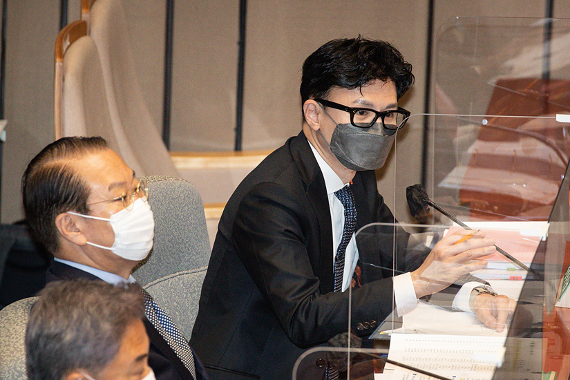 한동훈 법무부 장관이 19일 국회에서 열린 예산결산특별위원회 전체회의에서 의원질의에 답변하고 있다. 연합뉴스