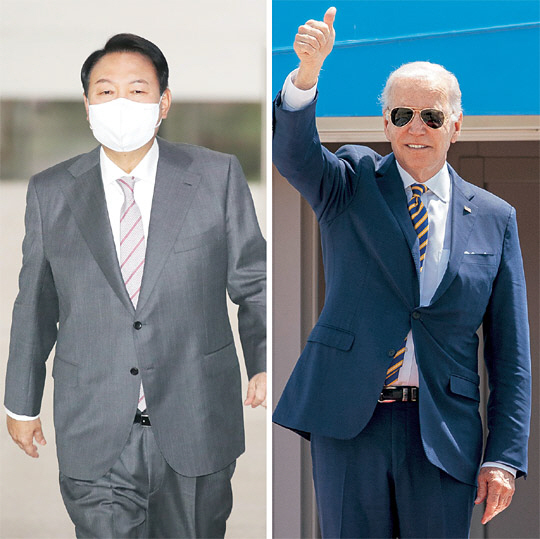 윤석열(왼쪽 사진) 대통령이 2박3일 일정으로 방한하는 조 바이든(오른쪽) 미국 대통령과의 만남을 앞두고 20일 오전 한·미 정상회담 의제를 점검하기 위해 서울 용산 대통령실 청사로 출근하고 있다. 바이든 대통령이 19일 메릴랜드주 앤드루스 공군기지에서 한국으로 출발하는 전용기 에어포스원에 탑승하며 엄지손가락을 들어 보이고 있다. AP연합뉴스