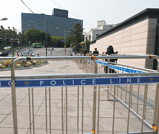 20일 오전 조 바이든 미국 대통령이 묵을 서울 용산구 그랜드하얏트서울 인근에 외부인을 차단하기 위한 바리케이드가 설치돼 있다.   김호웅 기자