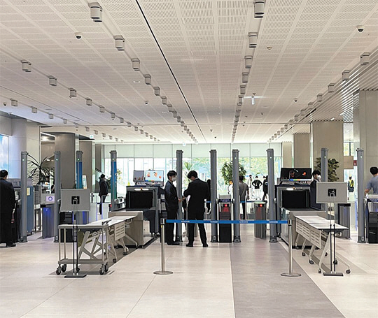 20일 윤석열 대통령과 조 바이든 미국 대통령이 경기 평택 삼성전자 평택캠퍼스를 방문할 예정인 가운데, 이날 오전 공장 내 한 건물 검색대에서 출입 인원을 통제하고 있다.    장병철 기자